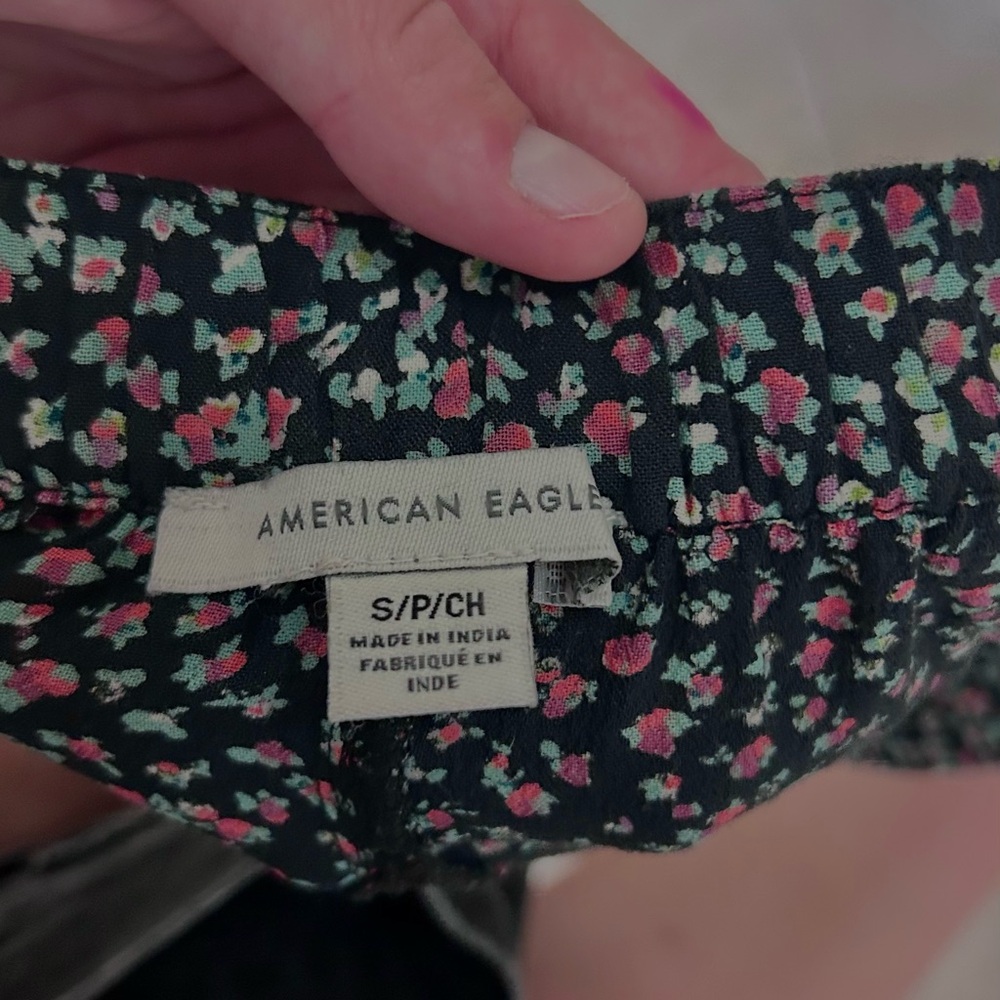 American Eagle beautiful floral mini skirt
